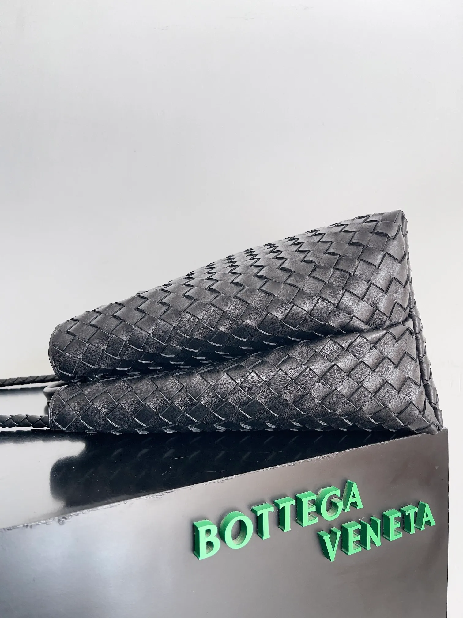 Batch 3760 Recently, the same style of bag that celebrities love is both high-end and practical. Michelle Yeoh, Kim Namjoon, Jing Boran, Tong Liya, Sun Qian, Wu Qianyu, Du Juan, Ma Yili and Bai Baihe are all carrying Bottega Veneta summer series Andiamo handbags. Andiamo has a simple structure and rounded lines. The whole piece is made of Nappa leather. It is comfortable, soft and dynamic. It adds interest to daily life and can be easily matched with various styles. Andiamo handbags are available in three sizes: small, medium and large. There are many colors to choose from, which can meet different needs. You can really carry it whether it is daily or attending events. Style number: 743575 Size: 45*22*34cm